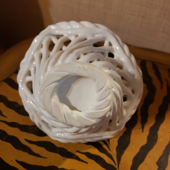 Small white ceramic basket - Picture 4 of 6